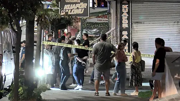 Sultangazi'de kuaför salonuna iki gün arayla 2 saldırı silahla ateş açıp, patlayıcı madde attılar
