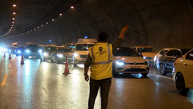 Sultangazi'de tünelde yarış iddiası yolcu otobüsü ile çarpışan motosikletli hayatını kaybetti
