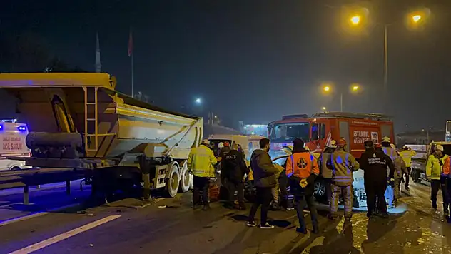 Sultangazi'de makas atan araç yol kenarındaki dampere çarptı: 1 ölü, 2 yaralı
