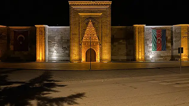 Sultanhanı Kervansarayı'na Azerbaycan bayrağı asıldı