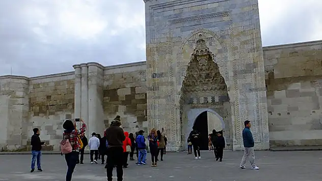 Sultanhanı Kervansarayı'na Uzakdoğulu turistlerden yoğun ilgi