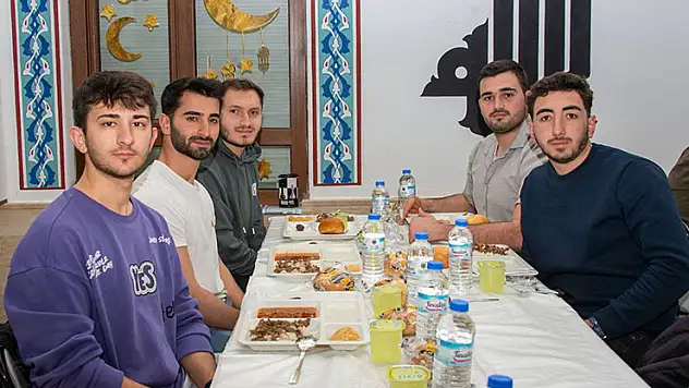 SÜMEDER ve Konya Müftülüğü Selçuk Üniversitesi öğrencilerini her gün iftarda buluşturuyor