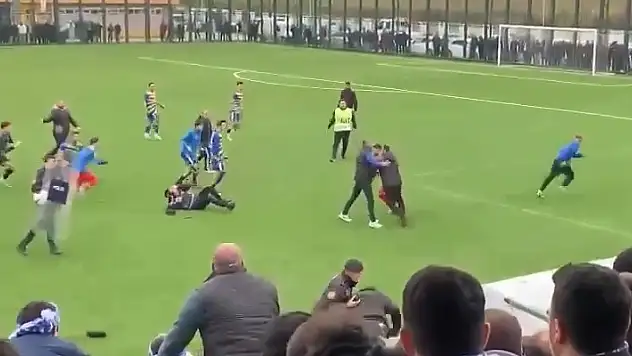 Süper Amatör Küme'ye yükselme maçında saha boks ringine döndü