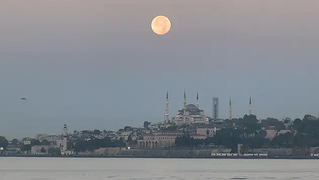 Süper Ay İstanbul'da görsel şölen oluşturdu