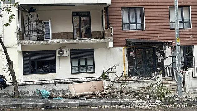 'Süper hücre' fırtınasının bilançosu ağır: Balkon duvarları yıkıldı