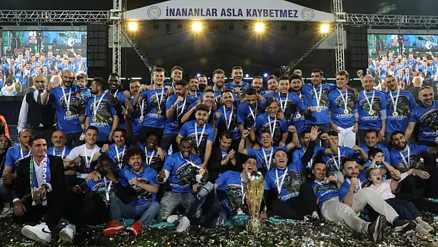 Süper Lig'e yükselen Çaykur Rizespor kupasını aldı