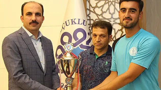 Süper Lige yükselen hokey takımından Başkan Altay'a ziyaret