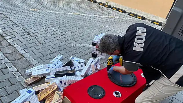 Şüpheli araçta gizlenmiş 4 bin 960 paket kaçak sigara ele geçirildi

