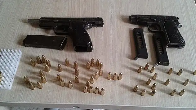 Şüpheli araçtan ruhsatsız silahlar çıktı