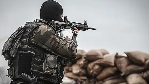 Sur'da 2 polis yaralandı