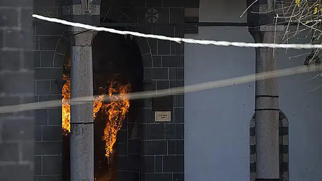 Sur'daki tarihi camiye terör saldırısını kınadılar