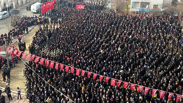 Sur şehidini on binler uğurladı