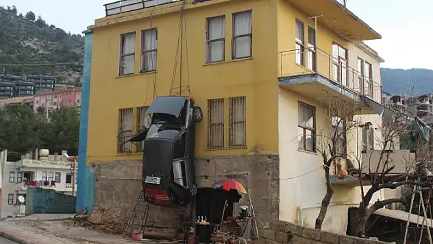 Sürekli kaza yaptığı otomobilini binaya astı
