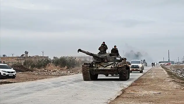 Suriye ordusu, YPG/SDG'ye yönelik operasyonu Fırat Nehri'nin doğusuna genişletme sinyali verdi