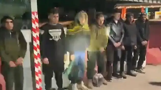 Suriyeli  sürücünün kullandığı otomobilden 1'i bagajda, 6 kaçak göçmen çıktı

