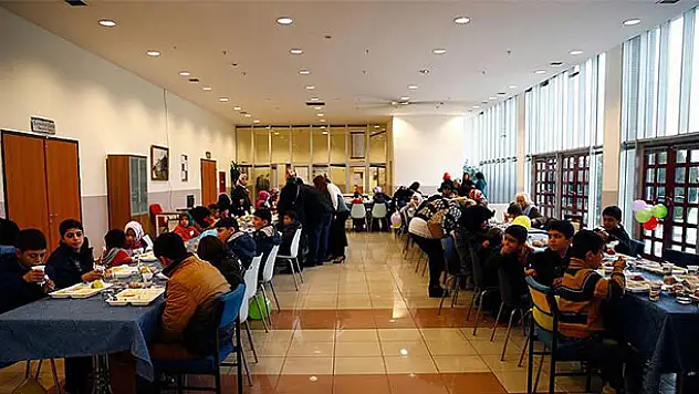 Suriyeli yetim çocuklar gönüllerince eğlendi