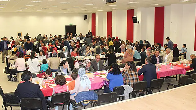 Suriyeli yetimler iftarda buluştu