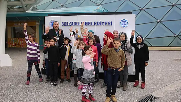 Suriyeli Yetimler Tropikal Kelebek Bahçesi'ni Gezdi