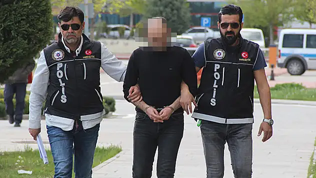 Suriyeli zanlı uyuşturucuyu oğlunun üzerine sarmış!