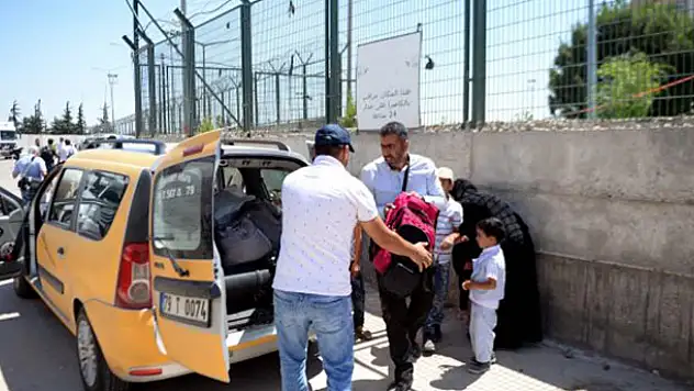 Suriyeliler sınır kapısından taksilerle evlerine gitti