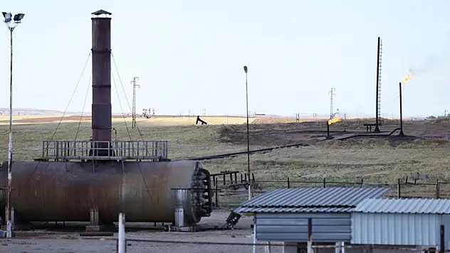Suriye'nin Deyrizor ilindeki aşiretler, Fırat'ın doğusundaki Ömer petrol ve Kuniko gaz sahasını ele geçirdi