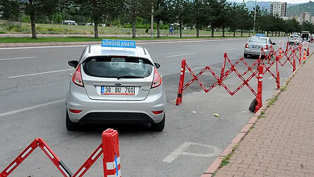 Sürücü adaylarına direksiyon sınavında park manevrasında iki deneme hakkı verilmesi bekleniyor
