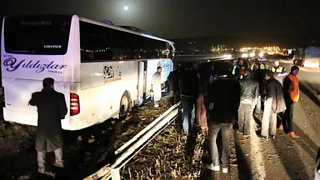 Sürücü kalp krizi geçirdi, otobüs refüje çarptı