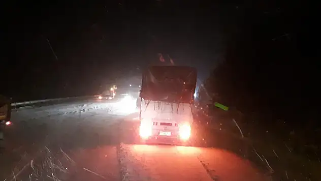 Sürücüler dikkat! Antalya-Konya kara yolunda kar yağışı etkili oluyor