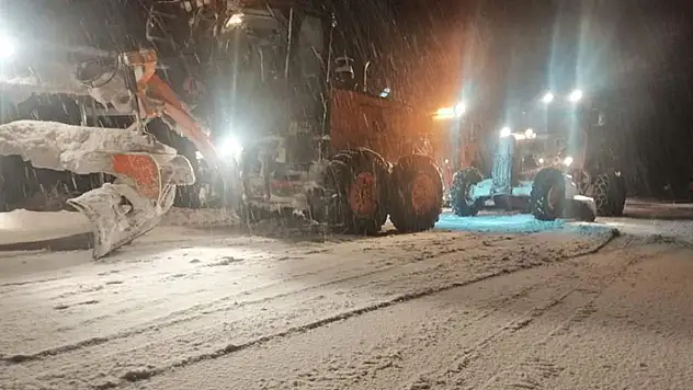 Sürücüler dikkat! Antalya-Konya karayolunda kar yağışı etkili oluyor! 
