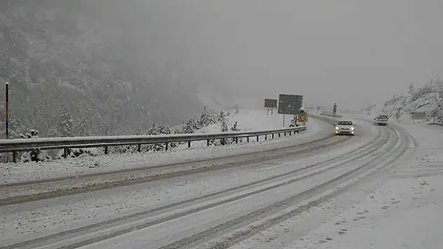 Sürücüler dikkat! Konya-Antalya kara yolunda kar yağışı etkili oldu