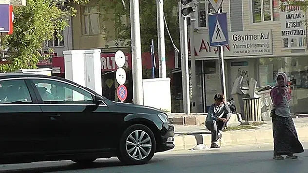 Sürücülerden para isteyen Suriyeli çocuğa otomobil çarptı