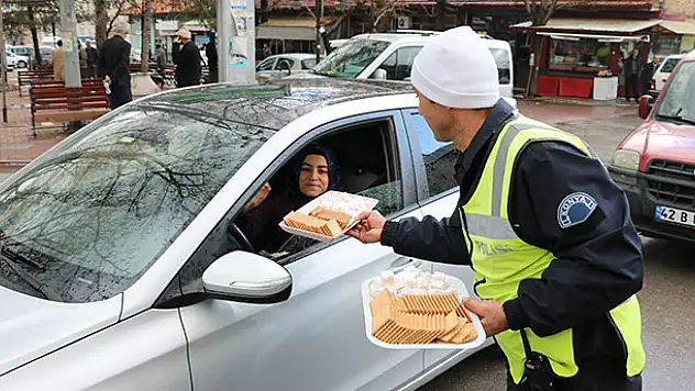 Sürücülere ceza yerine lokum bisküvi ikram edildi