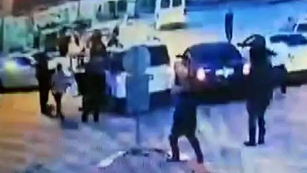 Sürücülerin silahlı 'yol verme' kavgası: 1'i çocuk, 2 yaralı
