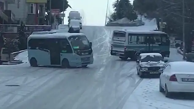 Sürücülerin ve vatandaşların buzlu yollarla imtihanı kameralara yansıdı
