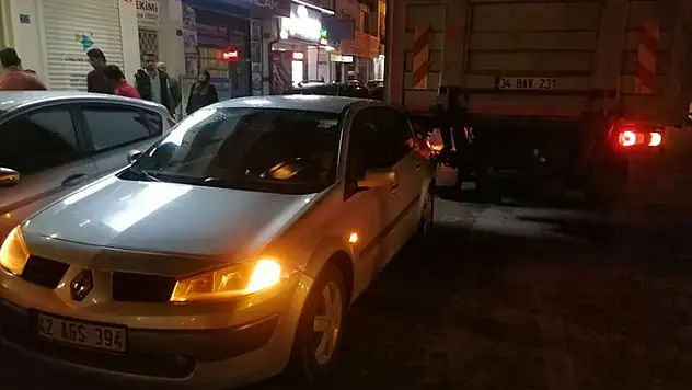 Sürücünün el frenini çekmeyi unuttuğu kamyon otomobile çarptı