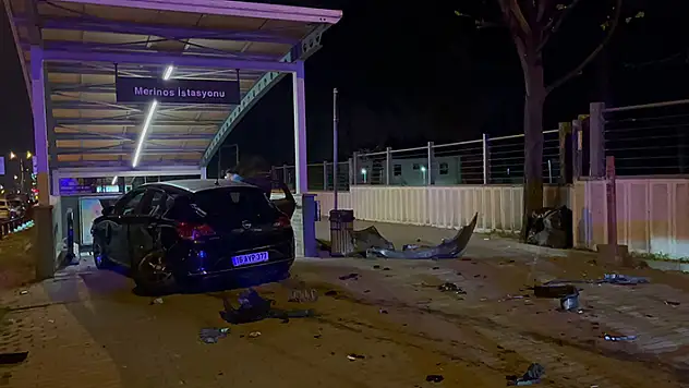 Sürücüsü makas atan otomobil, önce araca araca sonra metro istasyonu merdivenlerine çarptı: 4 yaralı

