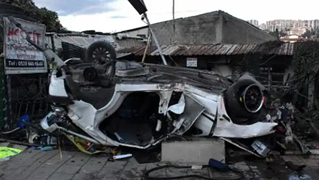 Sürücüsünün aşırı hız yaptığı otomobil, ağaca çarpıp, takla attı: 2 ölü, 1 yaralı