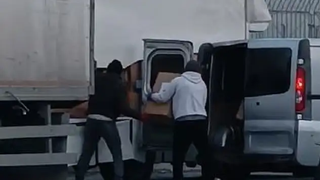 Sürücüsünün içinde uyuduğu aracı soydular
