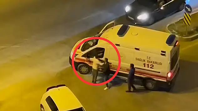 Sürücüsüyle tartıştığı ambulansın camını yumruklayıp, 'Beni tanıyor musun' diye bağırdı

