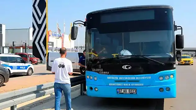 Sürücüyle tartıştı, halk otobüsünün kontağını alıp kaçtı
