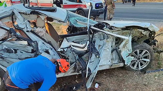 Sürüye çarpan otomobile arkadan gelen kamyon çarptı: 1 ölü, 2 yaralı
