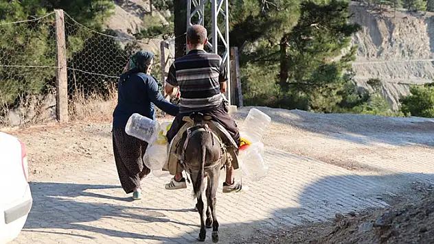 Susuz kalan köylü, eşek ve katır ile su taşıyor
