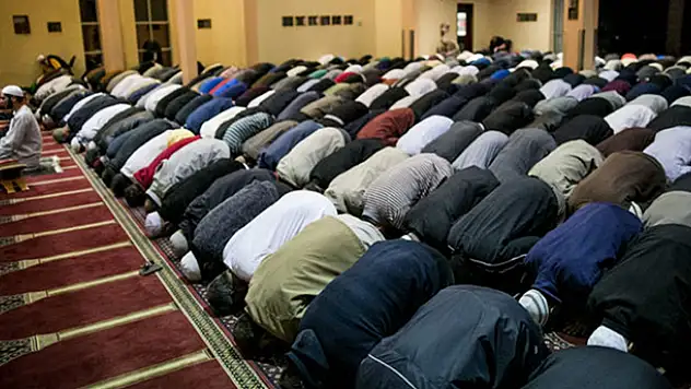 Suudi Arabistan'da teravih namazı 10 rekata indirildi