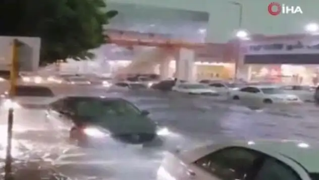 Suudi Arabistan'ın Taif şehrini sel vurdu