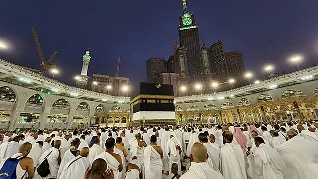 Suudi Arabistan tüm vize türlerine umre yapma izni verdiğini açıkladı
