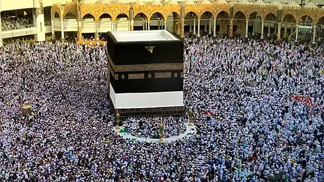 Suudi Arabistan'dan Mekke'ye girişlerde yeni kısıtlama