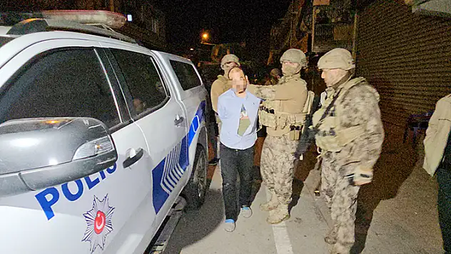 Tabanca ve bıçak ile intihar girişiminde bulunan şahıs, eşi gelince teslim oldu
