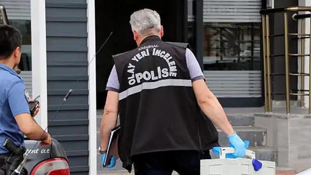Tabancasını temizleyen avukat, kendisini vurdu 