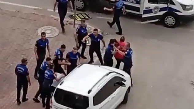 Tabelasına el konulan esnaf zabıtaya bıçakla saldırdı
