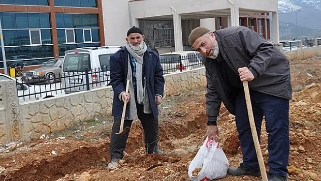 Taburcu olduğu hastanenin çevresine badem ekti